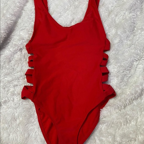 One piece - Picture 1 of 3